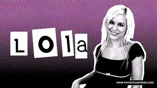 Тинка в чулках на кастинге чувственно сношает свою киску длинным дилдо