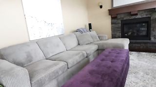 Фигуристая баба показывает свои огромные буфера и теребит ладошкой влажную манду