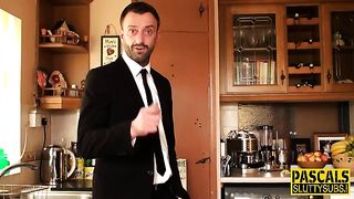 Господин с щетиной разминает твердым хуем рот и дырки зрелой тёлки в чулках на диване